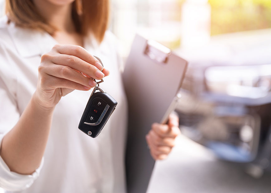 AutoInsurance_GeneralHero image of woman holding out keys to car